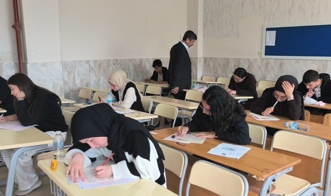 MERSİN (AA) – Mersin’in Anamur ilçesinde öğrenciler, umre ödüllü bilgi