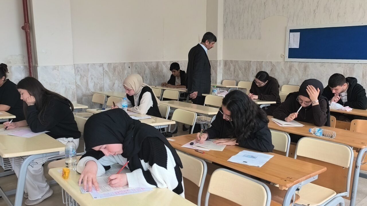 MERSİN (AA) – Mersin’in Anamur ilçesinde öğrenciler, umre ödüllü bilgi