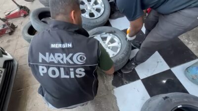 MERSİN (AA) – Mersin'de düzenlenen operasyonda pikabın lastiklerine özel düzenekle