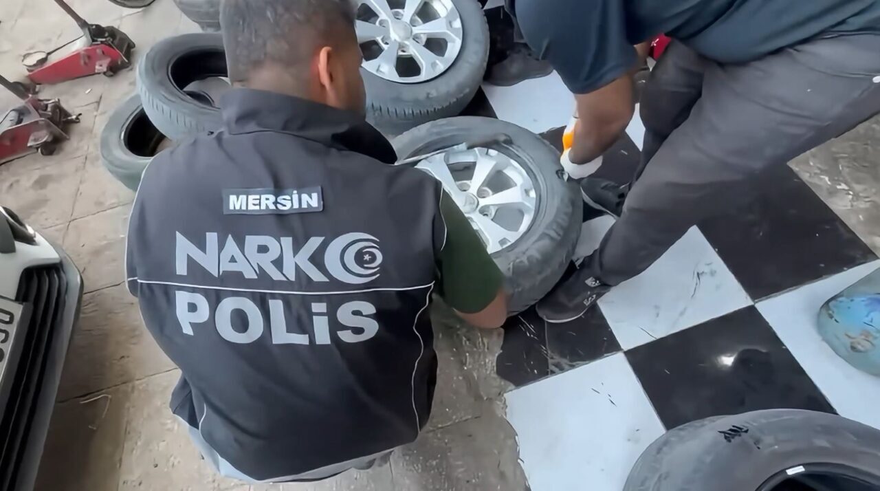 MERSİN (AA) – Mersin'de düzenlenen operasyonda pikabın lastiklerine özel düzenekle