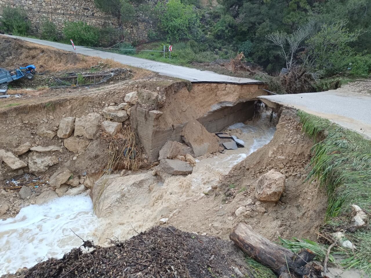 MERSİN (AA) – Mersin'in Silifke ilçesinde etkili olan sağanak nedeniyle
