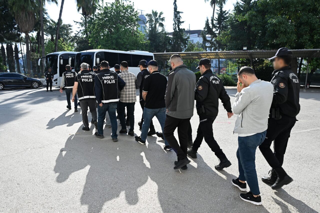 MERSİN (AA) – Mersin'de düzenlenen uyuşturucu operasyonunda gözaltına alınan 13