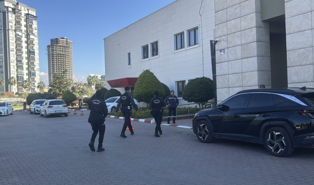 - Operasyon kapsamında polis belediye binasında arama yaptı, bazı şüpheliler