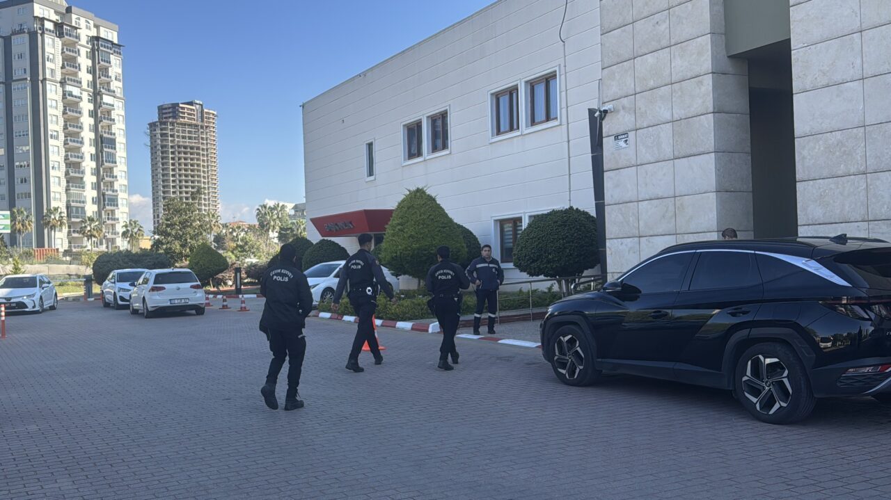 - Operasyon kapsamında polis belediye binasında arama yaptı, bazı şüpheliler