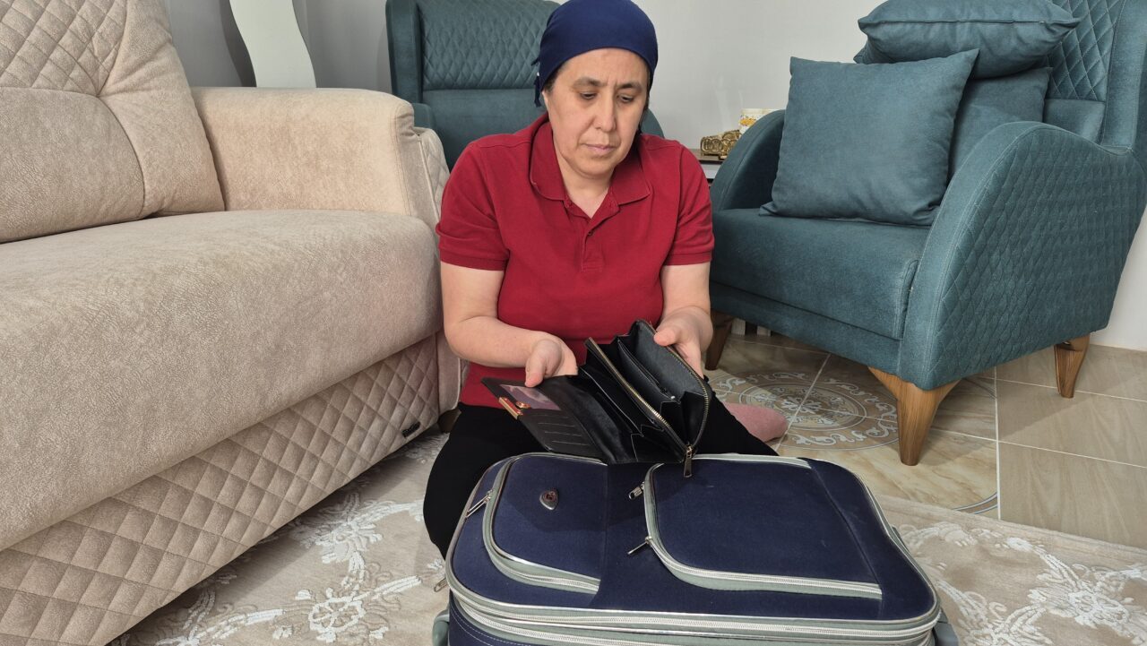 MUĞLA (AA) – Muğla'nın Dalaman ilçesinde altın bileziklerinin sahteleriyle değiştirildiğini