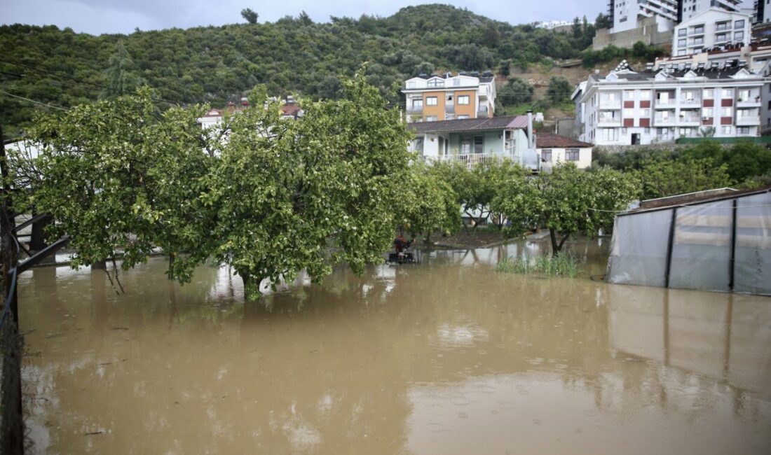 MUĞLA (AA) – Muğla'da kuvvetli yağış günlük yaşamı olumsuz etkiliyor.