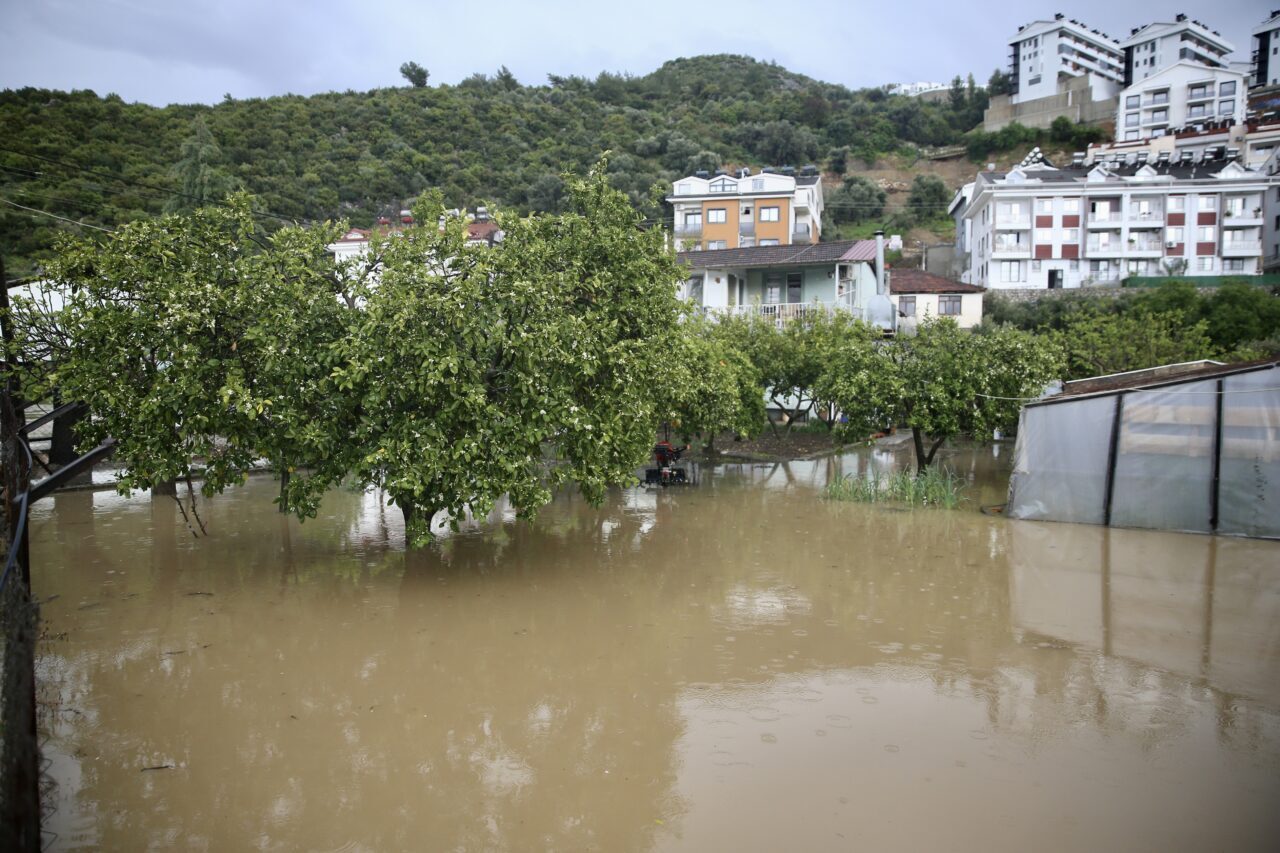 MUĞLA (AA) – Muğla'da kuvvetli yağış günlük yaşamı olumsuz etkiliyor.