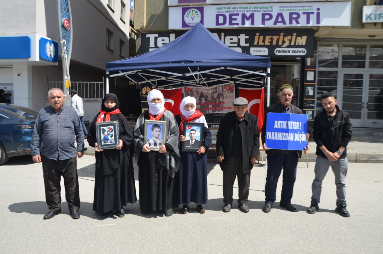 MUŞ (AA) – Muş'ta çocukları terör örgütü PKK tarafından kaçırılan