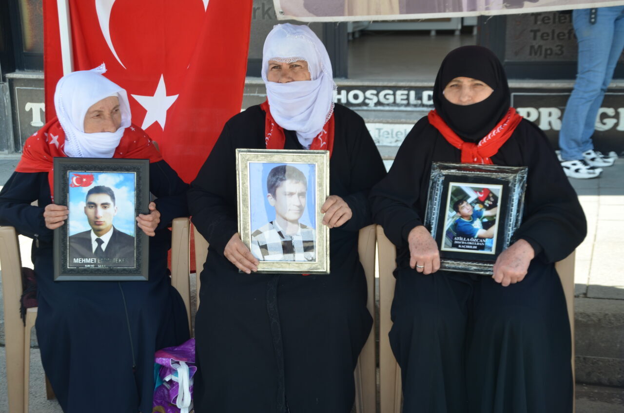 MUŞ (AA) – Muş'ta çocukları terör örgütü PKK tarafından kaçırılan