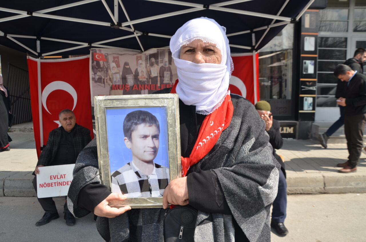 MUŞ (AA) – Muş'ta çocukları terör örgütü PKK tarafından kaçırılan