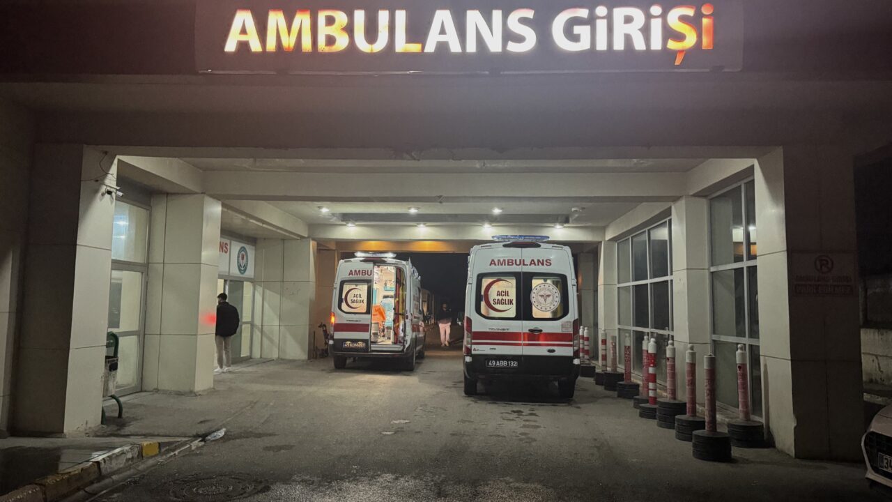 MUŞ (AA) – Muş'ta ambulansın devrilmesi sonucu 3'ü sağlık çalışanı