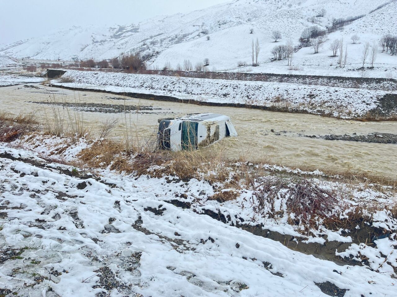 MUŞ (AA) – Muş'un Korkut ilçesinde dereye düşen minibüsteki 8