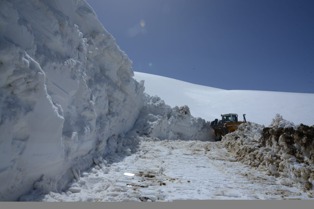 MUŞ/BİTLİS – Muş ve Bitlis'te İl Özel İdaresine bağlı ekipler,