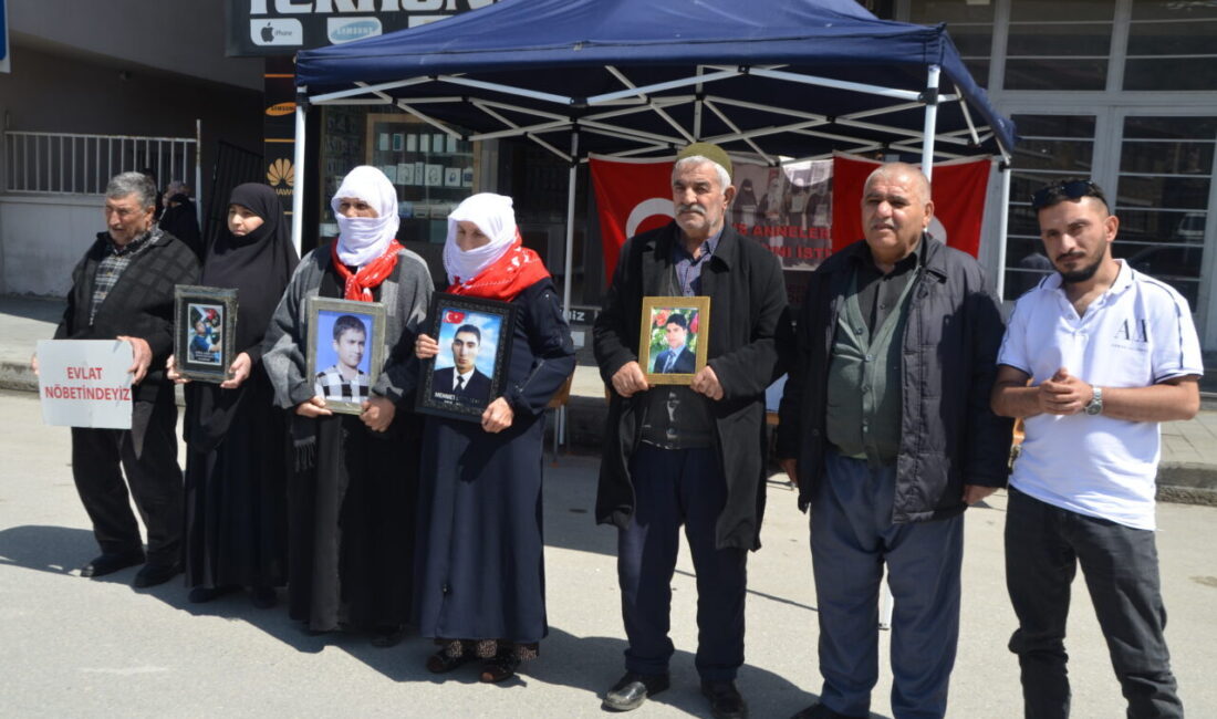 MUŞ (AA) – Muş'ta çocukları terör örgütü PKK tarafından kaçırılan