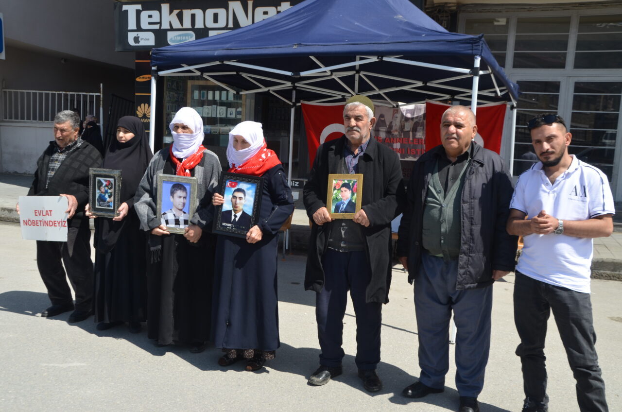 MUŞ (AA) – Muş'ta çocukları terör örgütü PKK tarafından kaçırılan