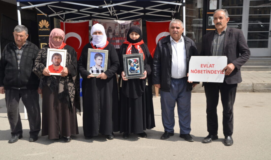 MUŞ (AA) – Muş'ta çocukları terör örgütü PKK tarafından kaçırılan