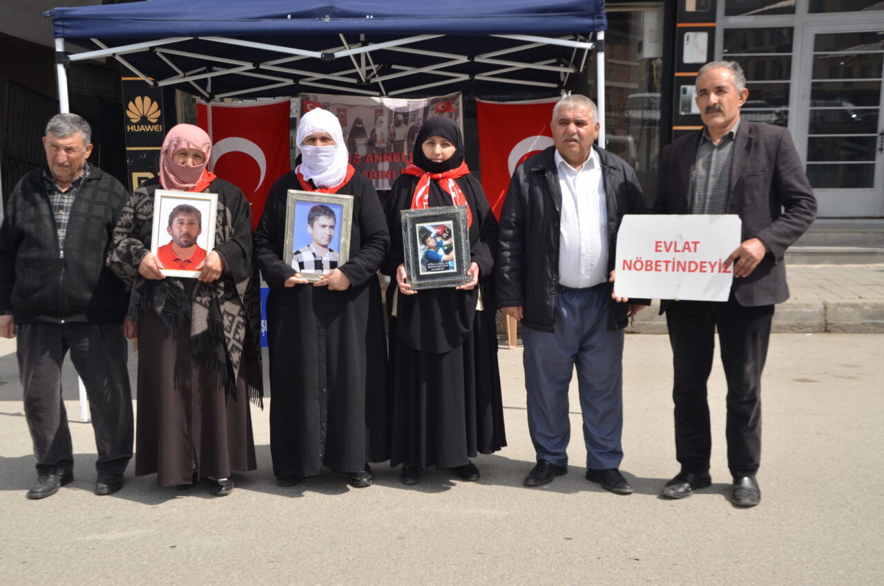 MUŞ (AA) – Muş'ta çocukları terör örgütü PKK tarafından kaçırılan
