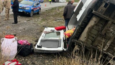 MUŞ (AA) – Muş'ta minibüsün devrilmesi sonucu 16 kişi yaralandı.