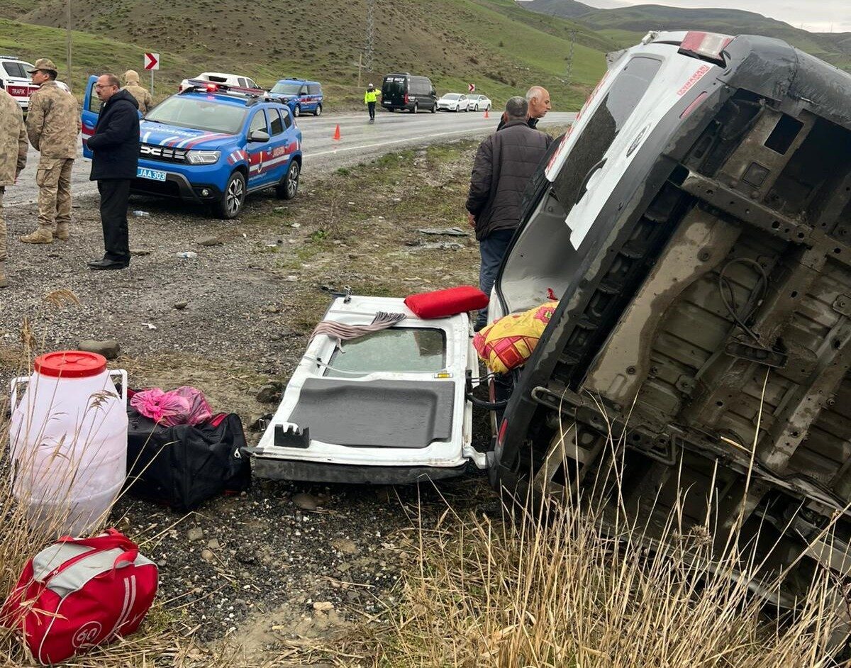 MUŞ (AA) – Muş'ta minibüsün devrilmesi sonucu 16 kişi yaralandı.