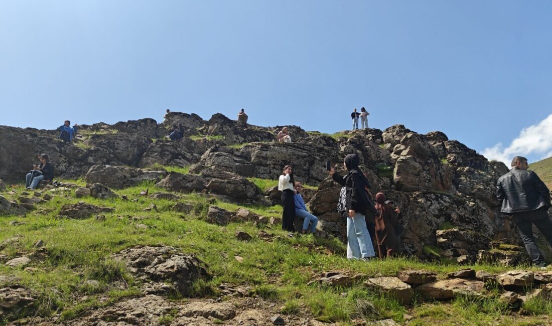 MUŞ (AA) – Muş'ta fotoğraf kursuna katılan üniversite öğrencileri, usta