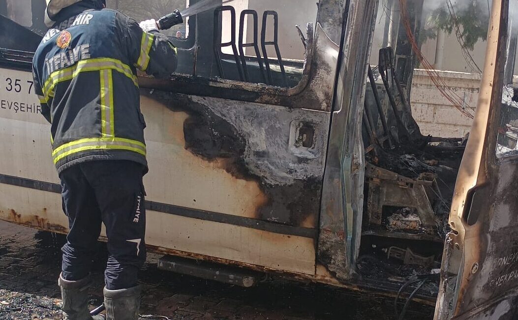 NEVŞEHİR (AA) – Nevşehir'de park halindeki minibüste çıkan yangın, itfaiye