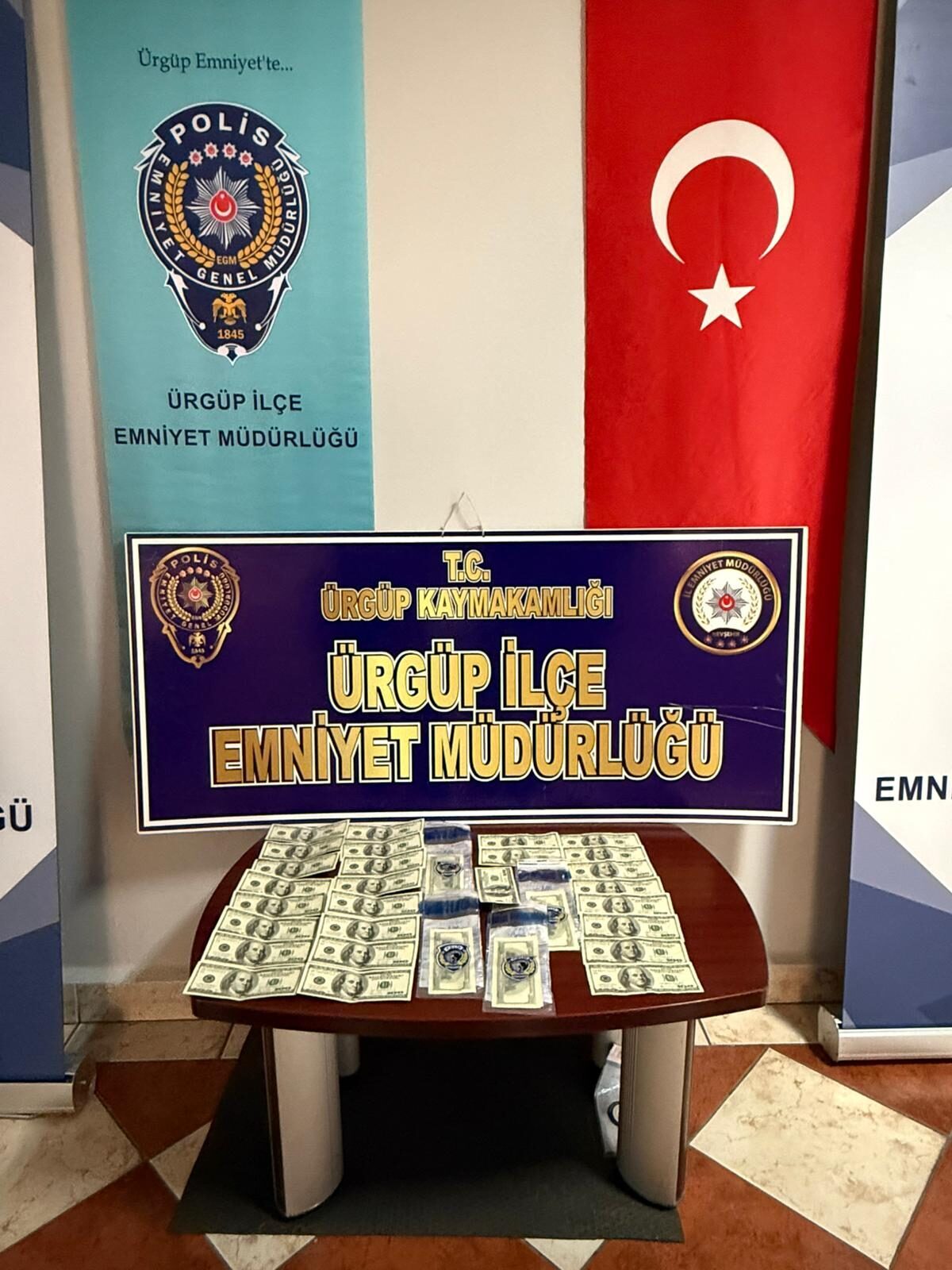 NEVŞEHİR (AA) – Nevşehir'in Ürgüp ilçesinde piyasaya sahte dolar sürdükleri