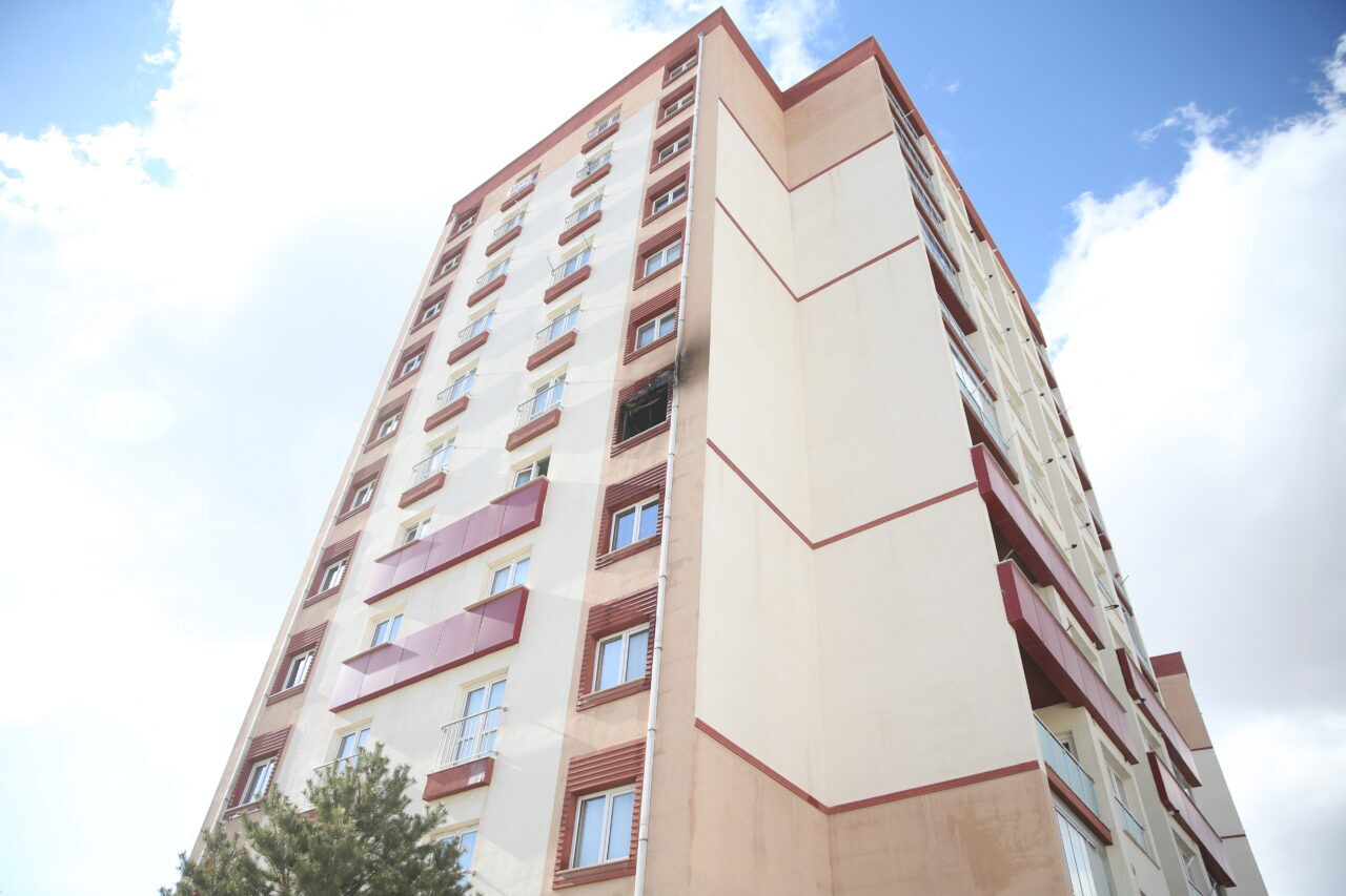 NİĞDE (AA) – Niğde'de apartman dairesinde çıkan yangın, itfaiye ekiplerince