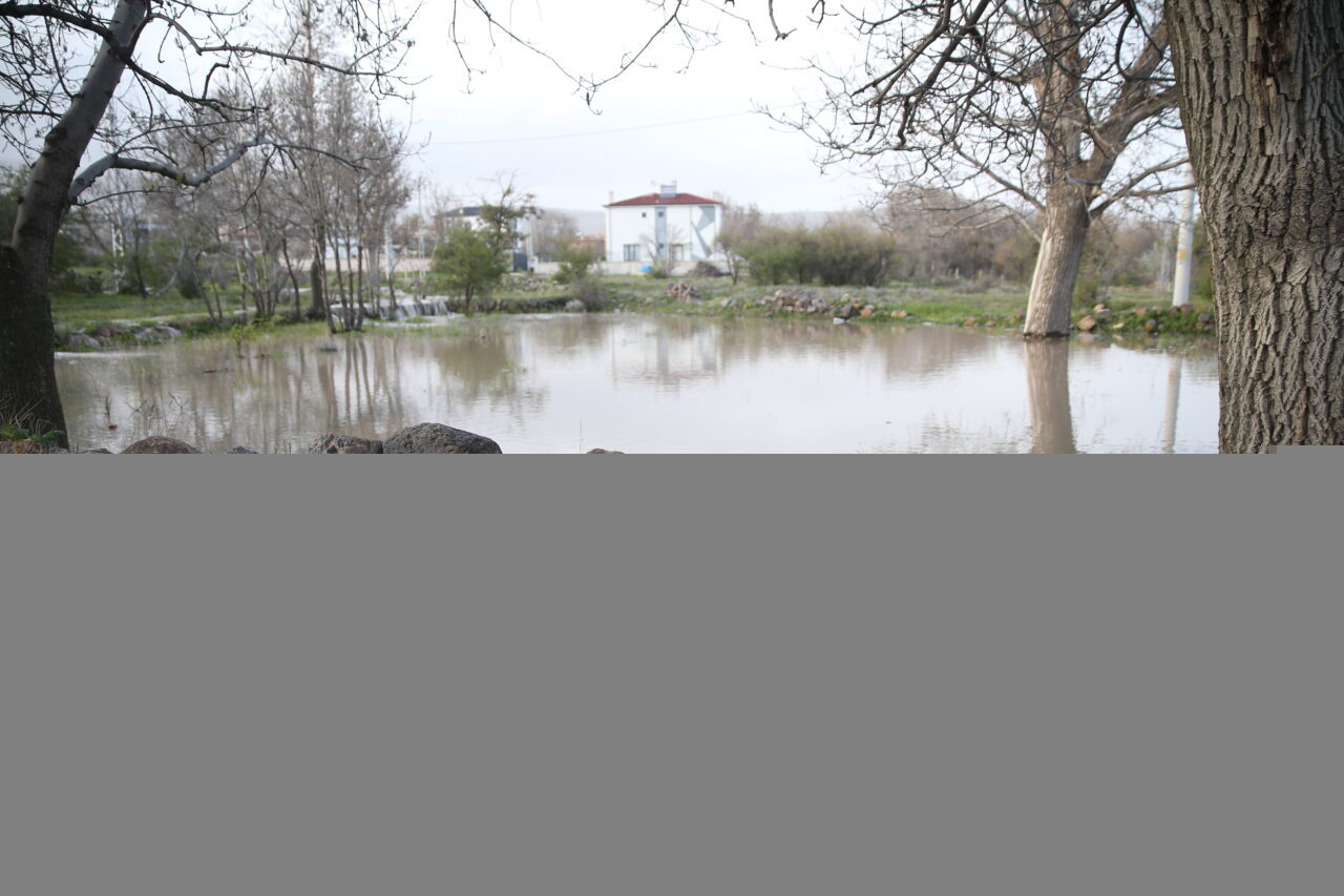 NİĞDE (AA) – Niğde'de aralıklarla süren sağanak hayatı olumsuz etkiliyor.