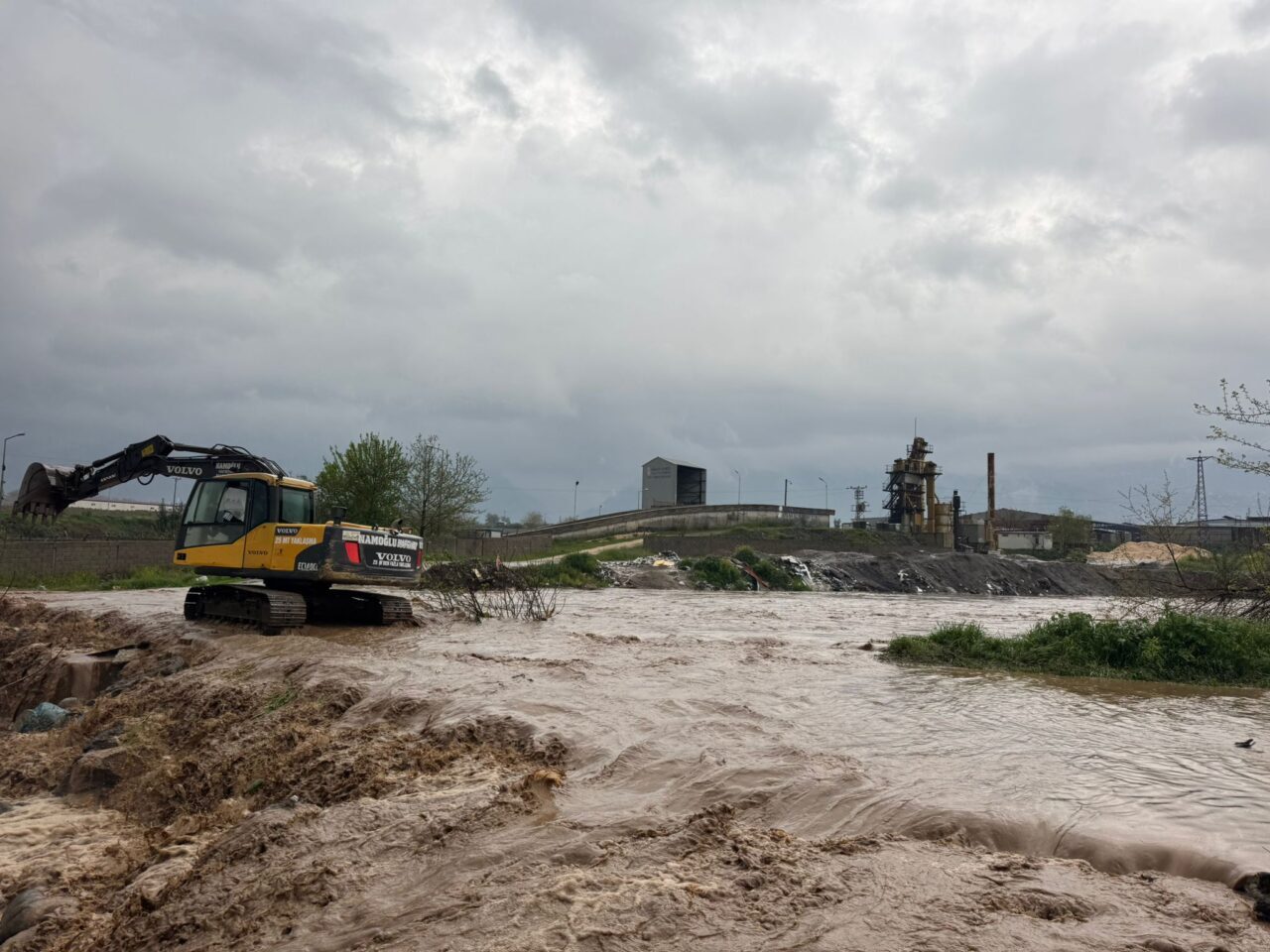 OSMANİYE (AA) – Osmaniye'nin Düziçi ilçesinde etkili olan şiddetli yağış