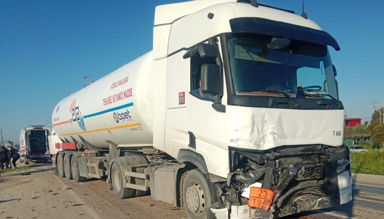 OSMANİYE (AA) – Osmaniye'nin Kadirli ilçesinde akaryakıt tankeriyle çarpışan otomobilin