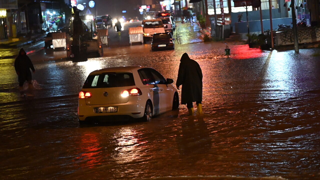 OSMANİYE (AA) – Osmaniye'de etkili olan sağanakta Bülbül Deresi ve