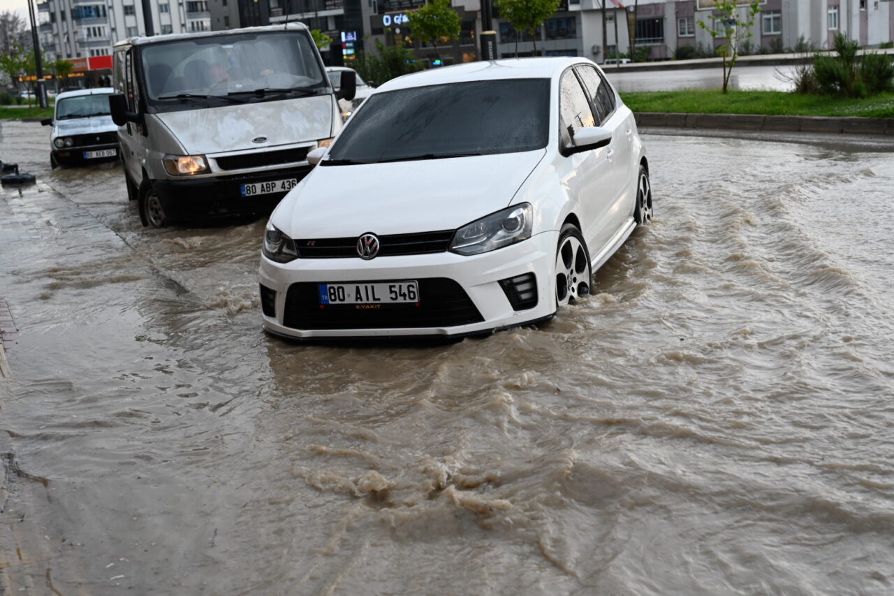 OSMANİYE (AA) – Osmaniye'nin Kadirli ilçesinde etkili olan sağanak ve