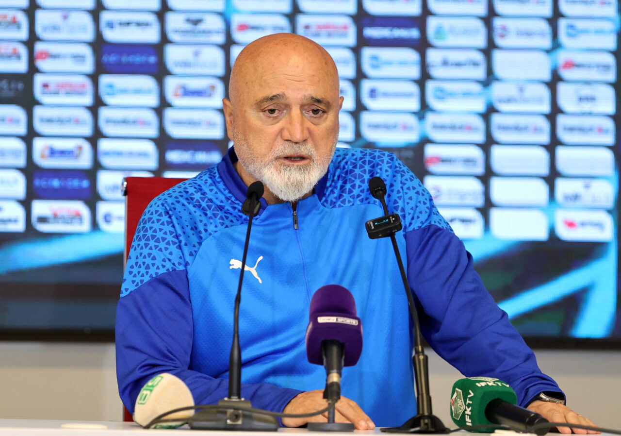 - Sivasspor Teknik Direktörü İsmet Taşdemir:
"Oyundan dolayı oyuncularımı tebrik ediyorum,