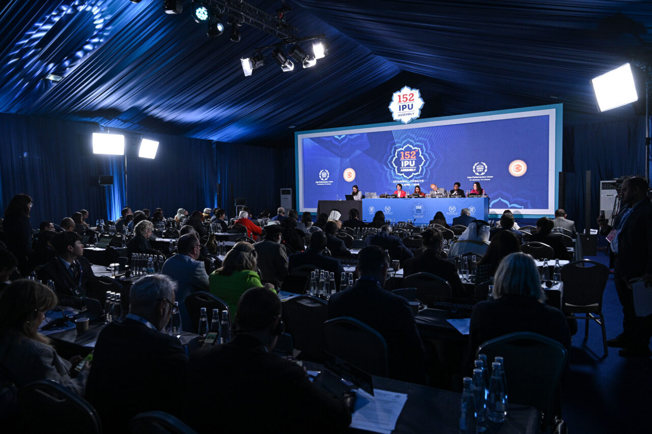 - Avustralya Senatosu Üyesi Mary O'Neill:
- "Şu an üzerinde mutabık