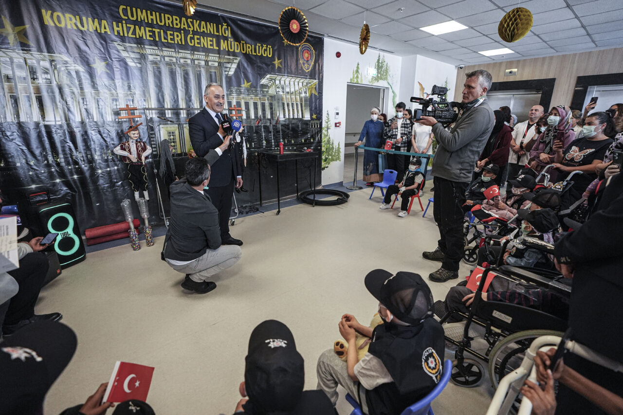 - Cumhurbaşkanlığı Koruma Hizmetleri Genel Müdürü Ramazan Bal:
- "Bayram kutlamak,