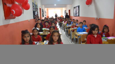 ŞIRNAK (AA) – Ressam Melis Doğan, "Doğanın Çiçeklerine Açılan Kapı"