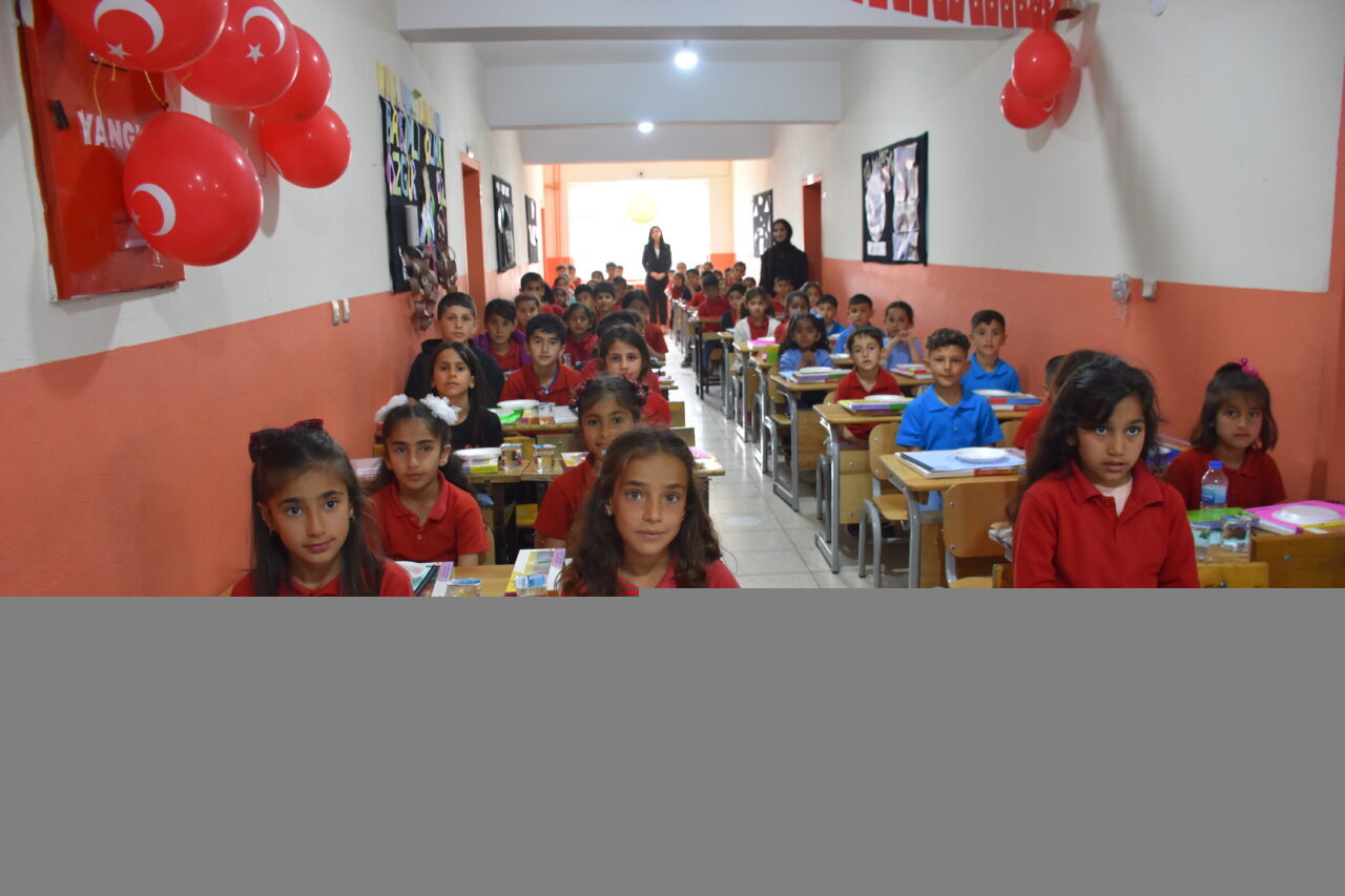 ŞIRNAK (AA) – Ressam Melis Doğan, "Doğanın Çiçeklerine Açılan Kapı"