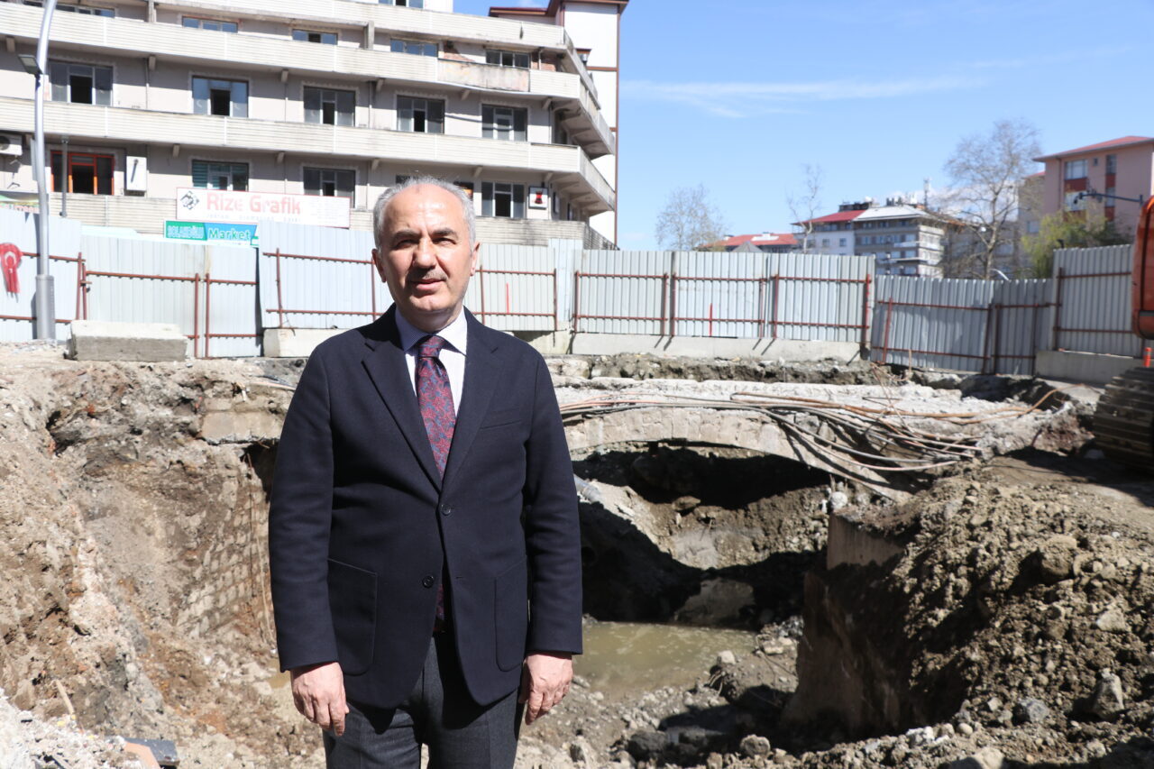 RİZE (AA) – Rize'de yol düzenleme çalışmalarında tarihi taş kemerli