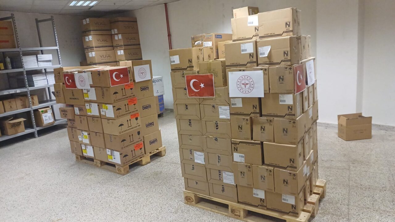 - Bakanlıkça yürütülen çalışmalar kapsamında, 3 tır tıbbi yardım malzemesi