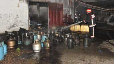 SAKARYA (AA) – Sakarya'nın Serdivan ilçesinde çıkan yangında 2 araç