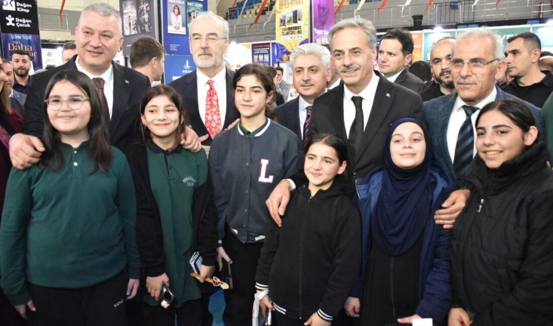 SAKARYA (AA) – Sakarya'da "2. Serdivan Kitap Fuarı" törenle açıldı.