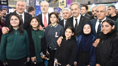 SAKARYA (AA) – Sakarya'da "2. Serdivan Kitap Fuarı" törenle açıldı.