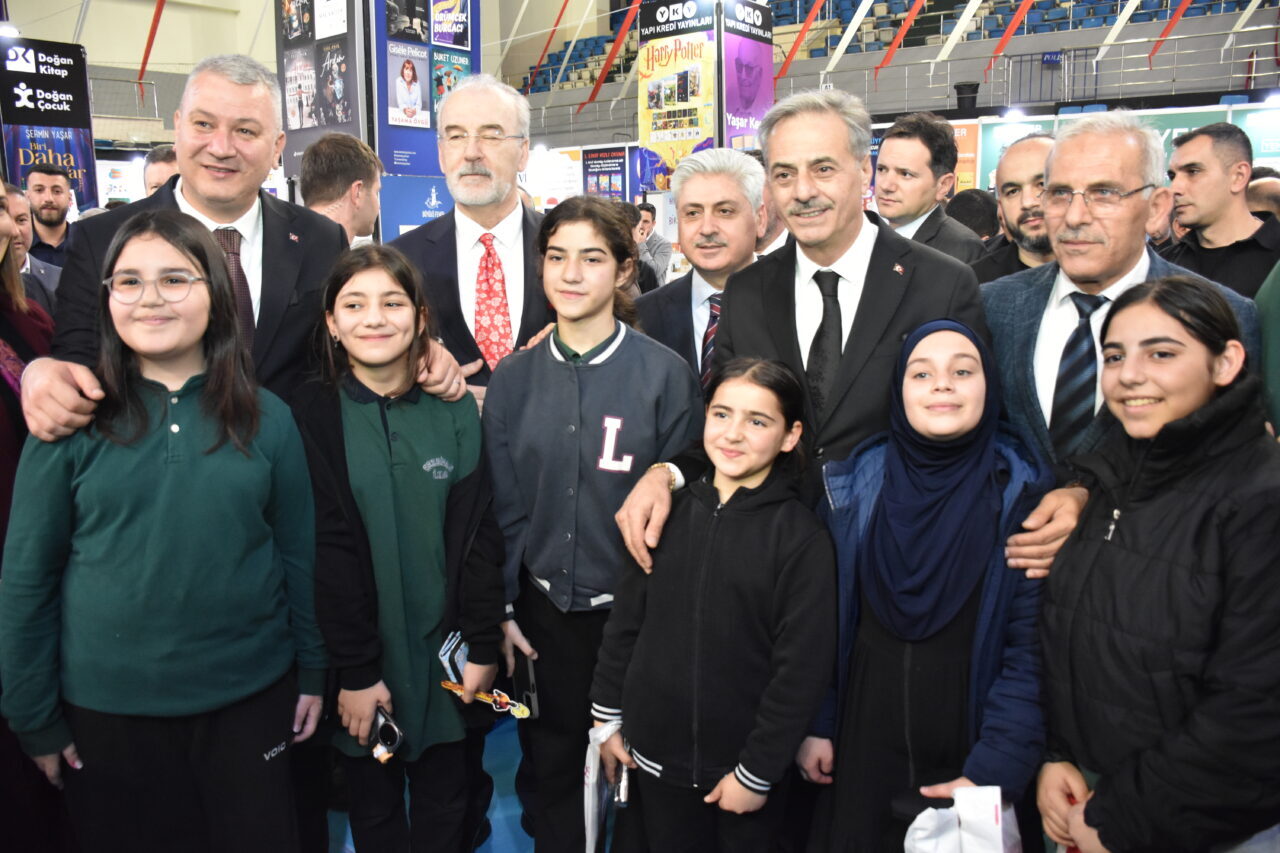 SAKARYA (AA) – Sakarya'da "2. Serdivan Kitap Fuarı" törenle açıldı.