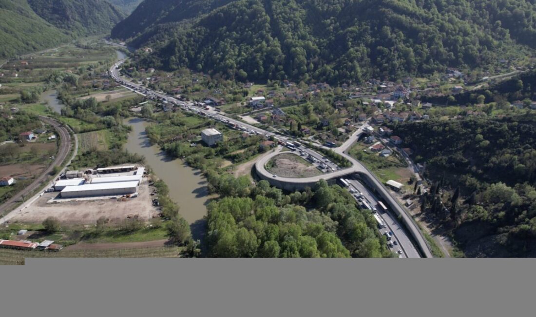 SAKARYA (AA) – Sakarya'nın Geyve ilçesinde kamyonetin tıra arkadan çarpması