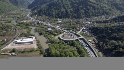 SAKARYA (AA) – Sakarya'nın Geyve ilçesinde kamyonetin tıra arkadan çarpması