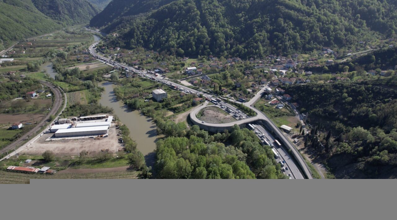 SAKARYA (AA) – Sakarya'nın Geyve ilçesinde kamyonetin tıra arkadan çarpması
