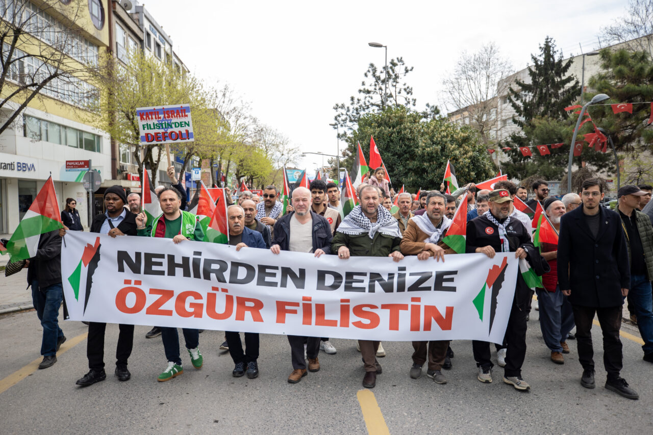 SAKARYA (AA) – Sakarya'da Küresel Sumud Filosu'na destek yürüyüşü gerçekleştirildi.
