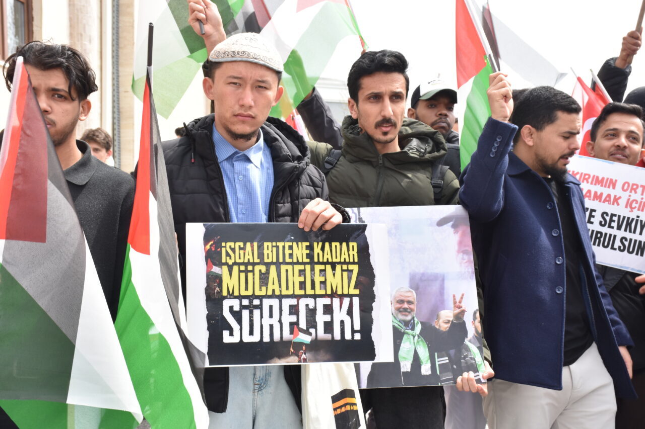 SAKARYA (AA) – Sakarya’da üniversite öğrencileri, İsrail'in Filistinli esirleri hedef