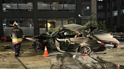 SAMSUN (AA) – Samsun'un Atakum ilçesinde çarptığı ağacı deviren otomobildeki