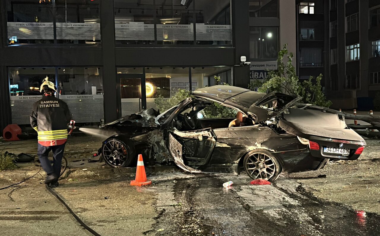 SAMSUN (AA) – Samsun'un Atakum ilçesinde çarptığı ağacı deviren otomobildeki